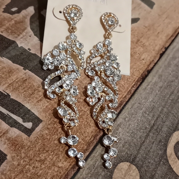 Long crystal drop earrings - Picture 2 of 3